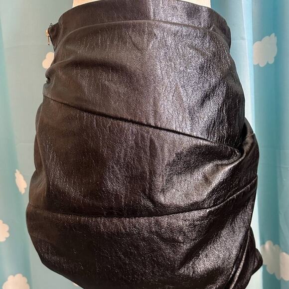 Lioness vegan leather rouche zip mini skirt.- M-L - Picture 6 of 8